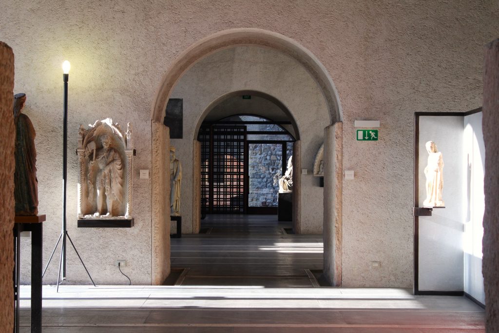 An image of the Castelvecchio Museum with two arched doorways surrounded by statues.